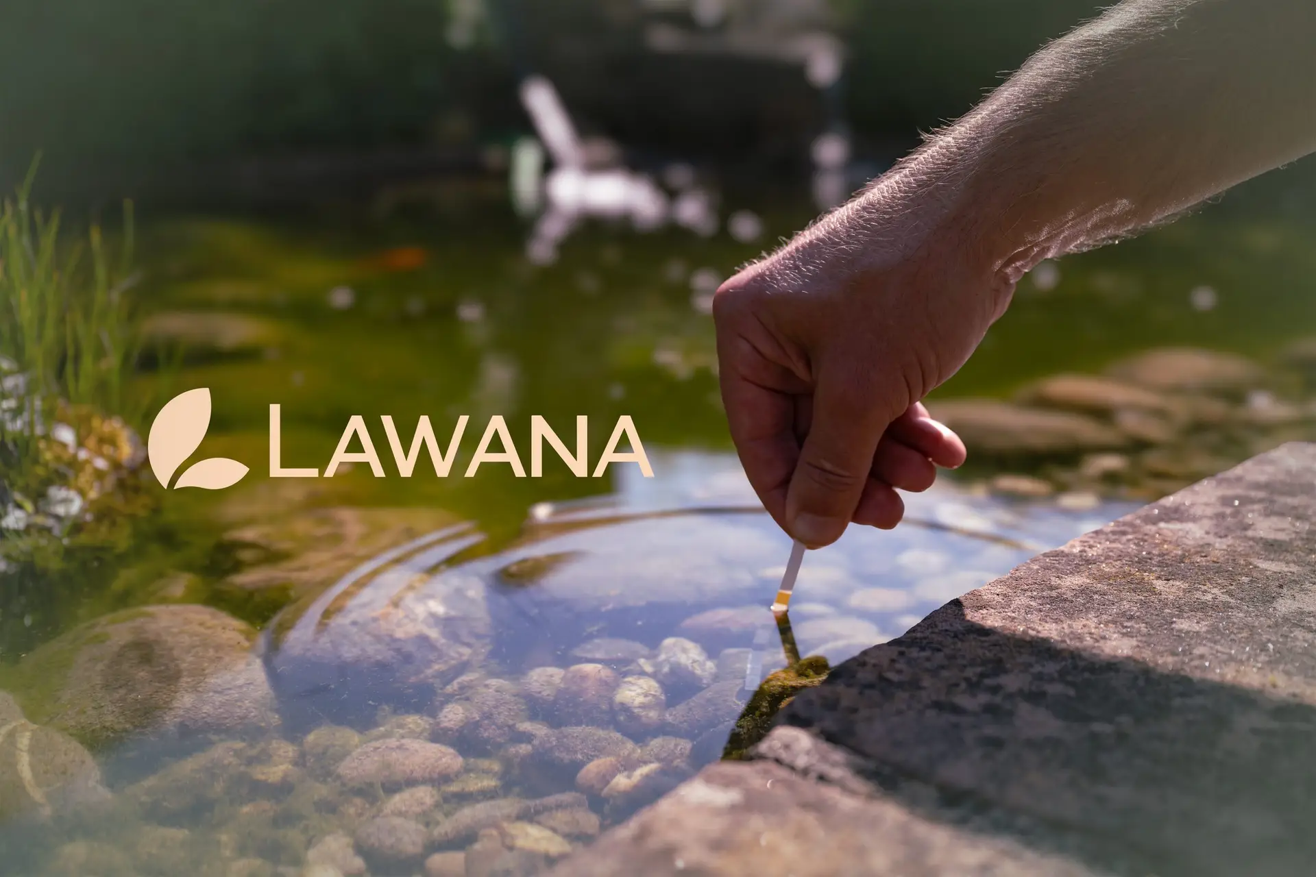 Ein Nahaufnahme einer Hand, welche ein Teststreifen in den Teichhält, links daneben das Logo "Lawana"